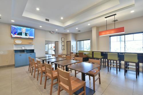 Телевизор и/или развлекательный центр в Country Inn & Suites by Radisson Ocala Southwest