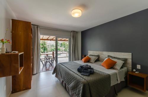 a bedroom with a bed and a balcony at Condominio Luna Rossa in Morro de São Paulo