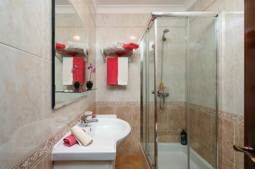 y baño con lavabo y ducha. en Cozy Apartment PORTIMÃO City Center, en Portimão
