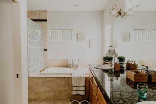 uma casa de banho com uma banheira grande e um lavatório em Swan House em Palm Springs