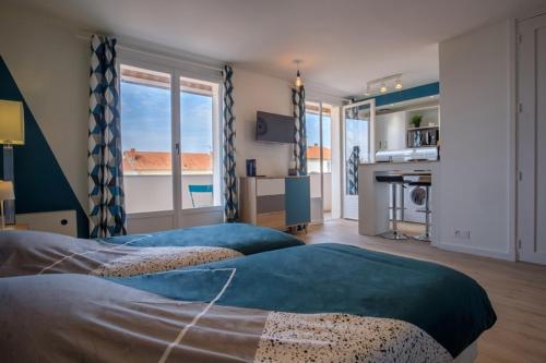 um quarto com 2 camas e vista para o oceano em Le cottage roannais em Roanne