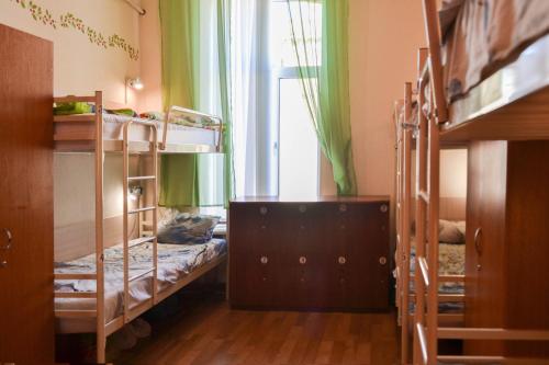 Poschodová posteľ alebo postele v izbe v ubytovaní Vishnya Hostel