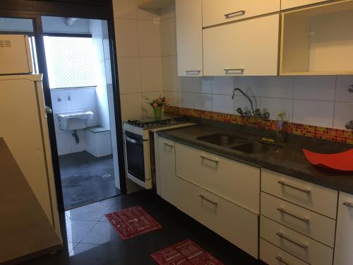 Virtuvė arba virtuvėlė apgyvendinimo įstaigoje Condominio Jardim Guedala