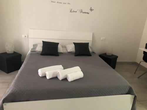 2 Handtücher liegen auf einem Bett in einem Zimmer in der Unterkunft Rita's home in Neapel