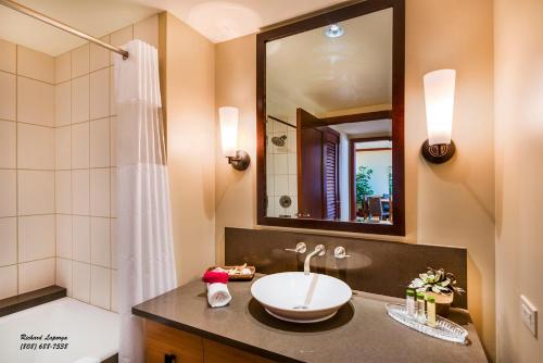 y baño con lavabo y ducha. en Beach Villas at Ko Olina 5th floor Ocean View, en Kapolei