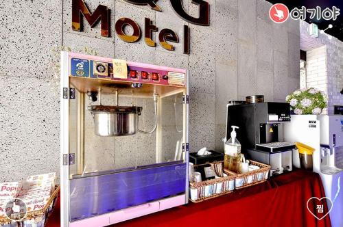 Jinju GnG Motelに飾ってある許可証、賞状、看板またはその他の書類
