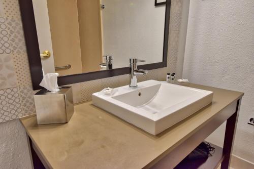 Ванная комната в Country Inn & Suites by Radisson Ocala Southwest
