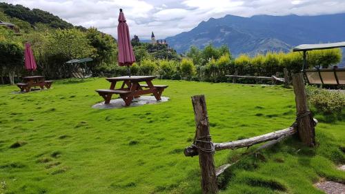 a park with a picnic table and a fence at StarVilla in Renai