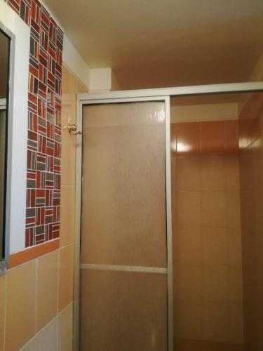 Een badkamer bij Hotel "VIRGEN DEL SOCAVON"