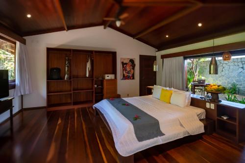a bedroom with a large bed in a room at Sombra e Água Fresca Floresta in Pipa
