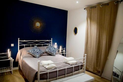 Ένα ή περισσότερα κρεβάτια σε δωμάτιο στο Gîte Les Bourdettes