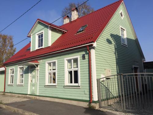 una casa verde con techo rojo en Pärnu Apartment, en Pärnu