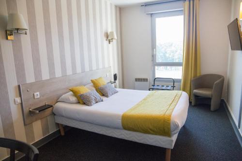 Un pat sau paturi într-o cameră la Hôtel Saint Antoine