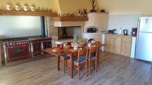 Η κουζίνα ή μικρή κουζίνα στο B&B Happy Guest