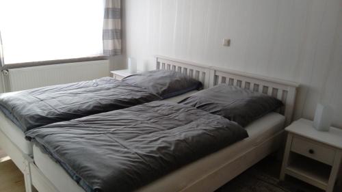 a bed with two pillows on it in a bedroom at Ferienwohnung beim Bracksee in Wischhafen