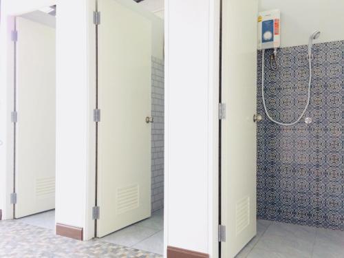 Un baño de Stay In Hostel