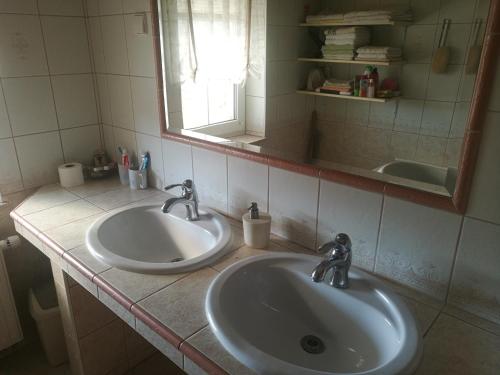 Ένα μπάνιο στο Peaceful 4-room house in Maribor - bike-friendly