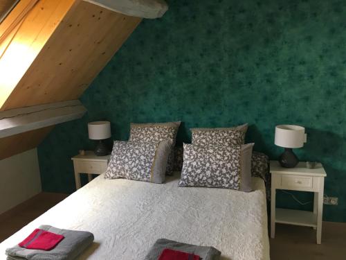Un pat sau paturi într-o cameră la Manoir le Bout du Pont