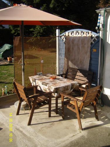 a table and two chairs and an umbrella at Ferienwohnung Mitwitz Kronach Neustadt Coburg - Erholung, Wandern uvm. sehr ruhig gelegen in Mitwitz