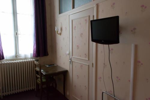 a tv on the corner of a room at La Tete Noire in Montrichard