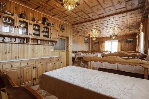una sala da pranzo con tavolo e sedie di Stasikowa Ostoja a Bukowina Tatrzańska