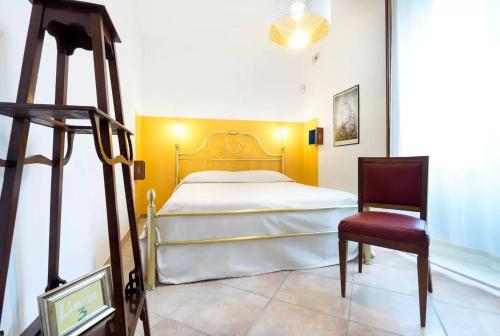 1 dormitorio con 1 cama grande y 1 silla en Esagono Monello, en Avola