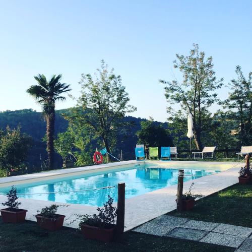 La alberca dentro o cerca de Pizzicalaluna Agriturismo Olistico sulle Colline di Pianoro