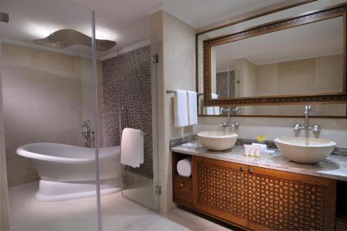 Ett badrum på Souq Waqif Boutique Hotels - Tivoli