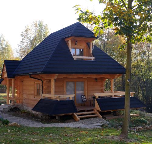 a log cabin with a gambrel roof at Osada Sudecka in Lądek-Zdrój