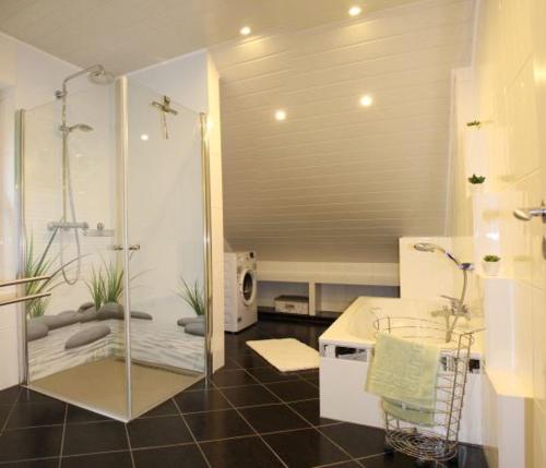 y baño con ducha y lavamanos. en Im Corveyer Wäldchen en Traben-Trarbach