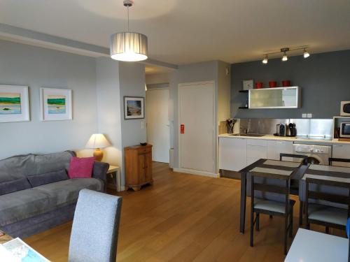 un salon avec un canapé et une table dans l'établissement L'appart' de Jules, à Nantes