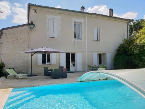 une villa avec piscine devant une maison dans l'établissement Le Domaine Du Haut Preau, à Saint-Palais-de-Négrignac