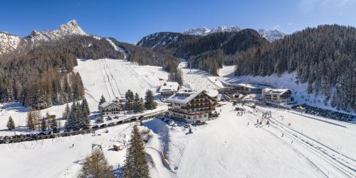 una vista aerea di una stazione sciistica nella neve di Hotel Alaska a Selva di Val Gardena