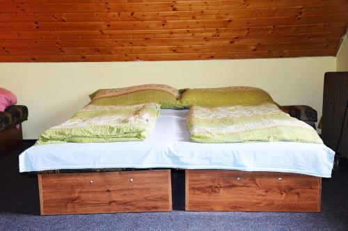 En eller flere senge i et værelse på Chata Kubko