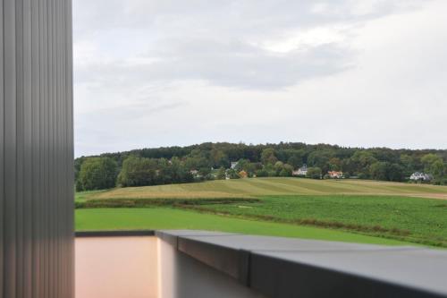 - une vue depuis la fenêtre d'un parcours de golf dans l'établissement Maison la Belle Vue, à Mont-de-l'Enclus