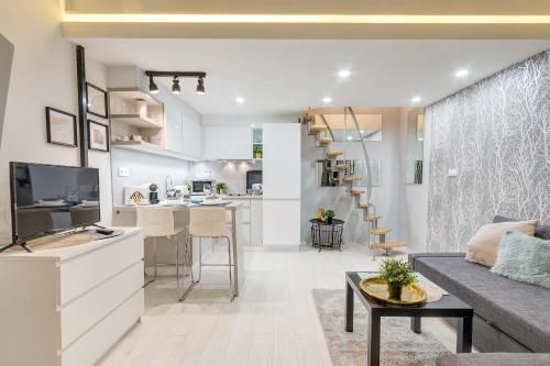 A kitchen or kitchenette at Stylish Suite WestEnd