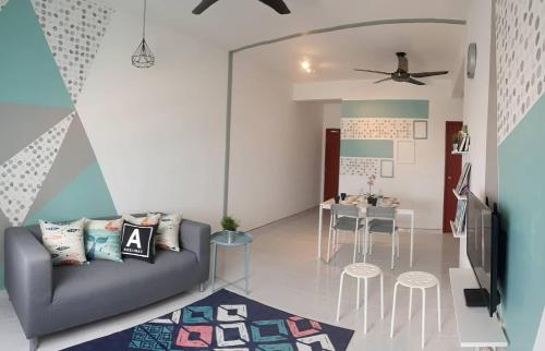 ein Wohnzimmer mit einem Sofa und einem Tisch in der Unterkunft Seaview Akelinee Apartment 3 in Kuala Terengganu