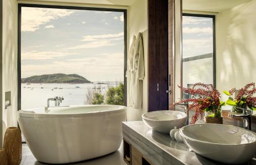 un bagno con due lavandini e una grande finestra di Anantara Quy Nhon Villas a Quy Nhon