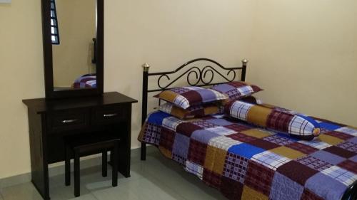 เตียงในห้องที่ IsMa Lumut Homestay