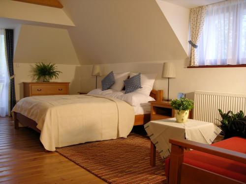 a bedroom with two beds and a couch at Penzión Paula in Vysoke Tatry - Tatranska Lomnica.