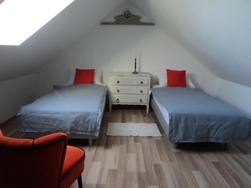 サント・マリー・デュ・モンにある3 Rue des Cauxの屋根裏のベッドルーム(ベッド2台、椅子付)