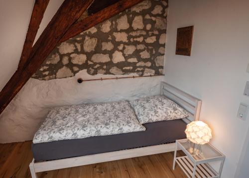 uma cama num quarto com uma parede em Ferienloft in der blauen Scheune em Binzen