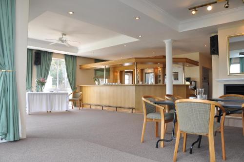 a dining room and kitchen with a table and chairs at Bell Rosen Guest House in Bellville