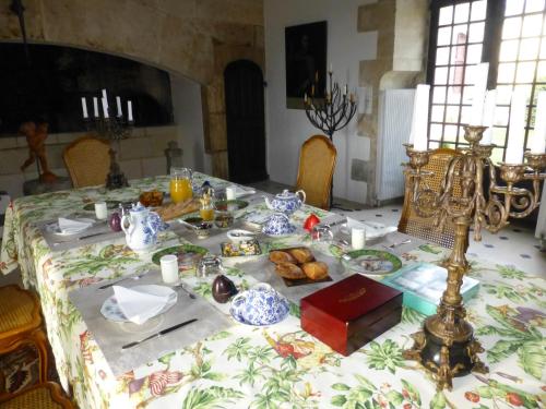 een tafel met een bord eten erop bij Le Clos Chavigny in Lerné