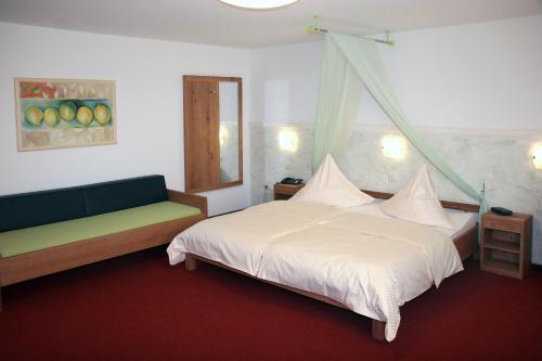 Giường trong phòng chung tại Hotel Flora