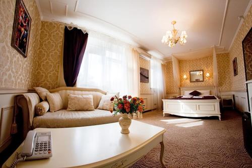 Villa Oselya في كييف: غرفة معيشة مع أريكة وطاولة