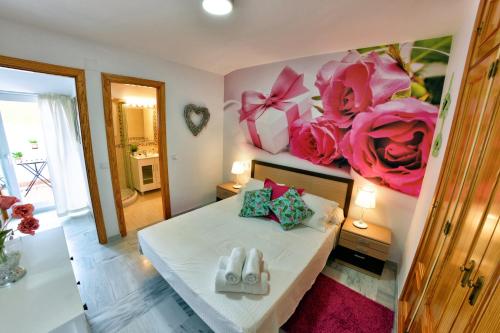 A bed or beds in a room at WonderStays Apartamentos Maribel