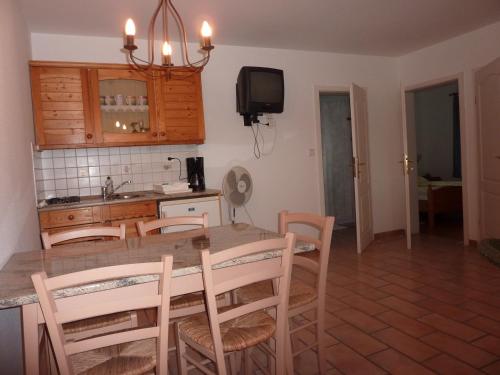 Gallery image of Fészek Apartmanház in Vonyarcvashegy