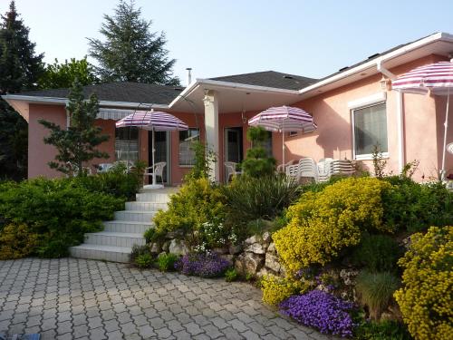 Gallery image of Fészek Apartmanház in Vonyarcvashegy