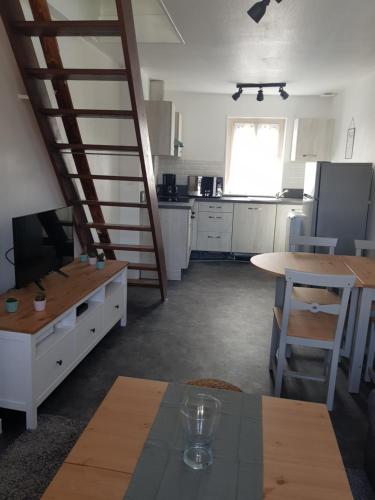 une cuisine avec une table et une cuisine avec un escalier dans l'établissement Les Echapées belles, à Étretat